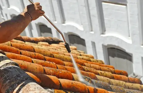 Démoussage de toiture à Croix Chapeau
